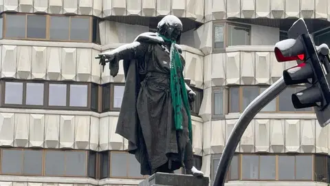 La estatua de Guzmán, en León capital, ha aparecido este miércoles con una bufanda verde recordando que en esta jornada se conmemora el Día Mundial contra el Cáncer. Fotos: Silvia García