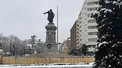 La estatua de Guzmán, en León capital, ha aparecido este miércoles con una bufanda verde recordando que en esta jornada se conmemora el Día Mundial contra el Cáncer. Fotos: Silvia García