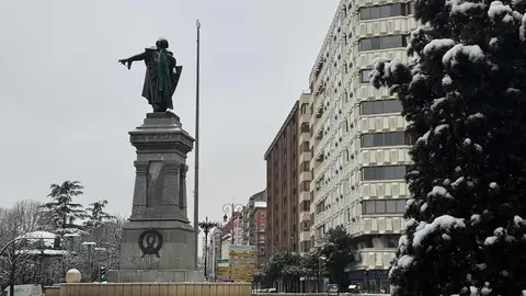 La estatua de Guzmán, en León capital, ha aparecido este miércoles con una bufanda verde recordando que en esta jornada se conmemora el Día Mundial contra el Cáncer. Fotos: Silvia García