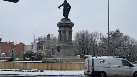 La estatua de Guzmán, en León capital, ha aparecido este miércoles con una bufanda verde recordando que en esta jornada se conmemora el Día Mundial contra el Cáncer. Fotos: Silvia García