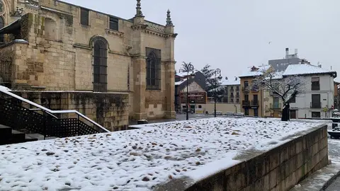 La nieve sorprende de madrugada a León y obliga a activar el Plan Municipal de Nevadas. La nevada, especialmente intensa durante la noche, deja dos centímetros en la capital y complica el tráfico urbano y los accesos al norte de la provincia.