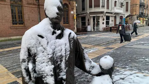 La nieve sorprende de madrugada a León y obliga a activar el Plan Municipal de Nevadas. La nevada, especialmente intensa durante la noche, deja dos centímetros en la capital y complica el tráfico urbano y los accesos al norte de la provincia.