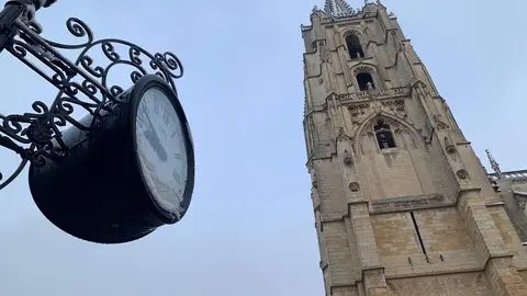 La nieve sorprende de madrugada a León y obliga a activar el Plan Municipal de Nevadas. La nevada, especialmente intensa durante la noche, deja dos centímetros en la capital y complica el tráfico urbano y los accesos al norte de la provincia.