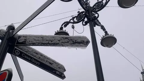 La nieve sorprende de madrugada a León y obliga a activar el Plan Municipal de Nevadas. La nevada, especialmente intensa durante la noche, deja dos centímetros en la capital y complica el tráfico urbano y los accesos al norte de la provincia.