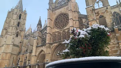 La nieve sorprende de madrugada a León y obliga a activar el Plan Municipal de Nevadas. La nevada, especialmente intensa durante la noche, deja dos centímetros en la capital y complica el tráfico urbano y los accesos al norte de la provincia.