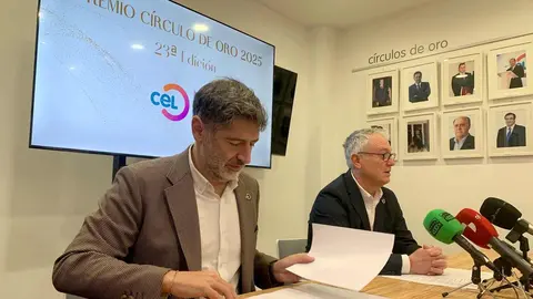 El presidente del Círculo Empresarial Leonés, Julio César Álvarez, y el secretario general, Niceso Álvarez, anuncian al premiado con el galardón Círculo de Oro. Foto: Peio García. Foto: M.A. García.
