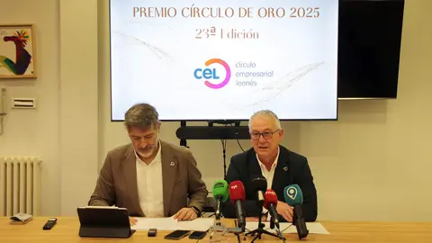 El presidente del Círculo Empresarial Leonés, Julio César Álvarez, y el secretario general, Niceso Álvarez, anuncian al premiado con el galardón Círculo de Oro. Foto: Peio García.