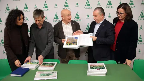 El presidente de la Asociación de Jóvenes Agricultores de Castilla y León, Donaciano Dujo, presenta el libro ‘Reivindicaciones y servicios para un campo moderno y tecnológico’, editado por Asaja de León con motivo de su 40 aniversario. Foto: Peio García.