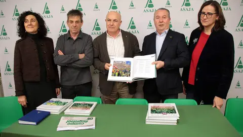 El presidente de la Asociación de Jóvenes Agricultores de Castilla y León, Donaciano Dujo, presenta el libro ‘Reivindicaciones y servicios para un campo moderno y tecnológico’, editado por Asaja de León con motivo de su 40 aniversario. Foto: Peio García.