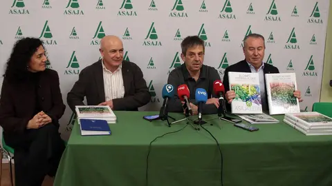 El presidente de la Asociación de Jóvenes Agricultores de Castilla y León, Donaciano Dujo, presenta el libro ‘Reivindicaciones y servicios para un campo moderno y tecnológico’, editado por Asaja de León con motivo de su 40 aniversario. Foto: Peio García.