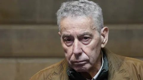 El familiar de Manuel Girón, Ramón Pita Girón, durante la presentación de los detalles técnicos de la exhumación e identificación de los restos del guerrillero. Foto: César Sánchez.