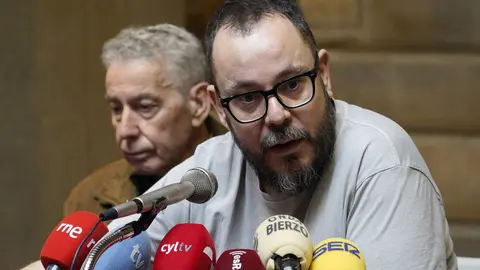 El coordinador de la Asociación Científica Sputnik Labrego, Alejandro Rodríguez (D, junto al familiar de Manuel Girón, Ramón Pita Girón (I), durante la presentación de los detalles técnicos de la exhumación e identificación de los restos del guerrillero. Foto: César Sánchez.