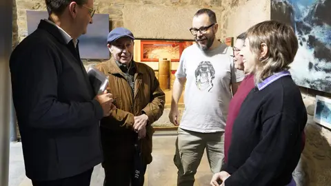 Los miembros de la Asociación Científica Sputnik Labrego, Alejandro Rodríguez (C), Laura Martínez (D), y Laura González (2D), junto al director de los museos de Ponferrada, Javier García (I), y el familiar de Manuel Girón, Ramón Pita Girón (2I), durante la presentación de los detalles técnicos de la exhumación e identificación de los restos del guerrillero. Foto: César Sánchez.