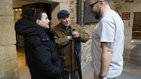 El coordinador de la Asociación Científica Sputnik Labrego, Alejandro Rodríguez (D, junto al familiar de Manuel Girón, Ramón Pita Girón (C), durante la presentación de los detalles técnicos de la exhumación e identificación de los restos del guerrillero. Foto: César Sánchez.