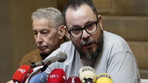 El coordinador de la Asociación Científica Sputnik Labrego, Alejandro Rodríguez (D, junto al familiar de Manuel Girón, Ramón Pita Girón (I), durante la presentación de los detalles técnicos de la exhumación e identificación de los restos del guerrillero. Foto: César Sánchez.