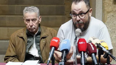 El coordinador de la Asociación Científica Sputnik Labrego, Alejandro Rodríguez (D, junto al familiar de Manuel Girón, Ramón Pita Girón (I), durante la presentación de los detalles técnicos de la exhumación e identificación de los restos del guerrillero. Foto: César Sánchez.