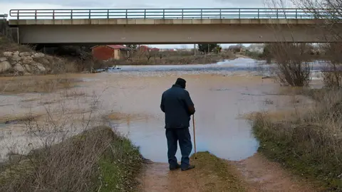 El río Cea desborda en la localidad de Valderas. Foto: Peio García