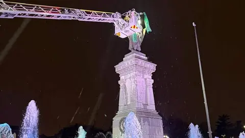 Representantes políticos, sociales e institucionales de León, junto a cientos de ciudadanos, se visten con el 'brazalete verde' para apoyar la investigación contra el cáncer, a sus pacientes y quienes les acompañan. Fotos: AECC León y RRSS.