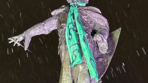 Representantes políticos, sociales e institucionales de León, junto a cientos de ciudadanos, se visten con el 'brazalete verde' para apoyar la investigación contra el cáncer, a sus pacientes y quienes les acompañan. Fotos: AECC León y RRSS.