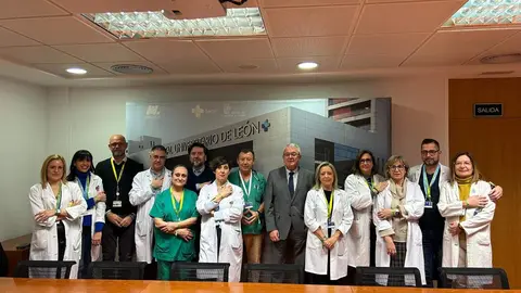 Representantes políticos, sociales e institucionales de León, junto a cientos de ciudadanos, se visten con el 'brazalete verde' para apoyar la investigación contra el cáncer, a sus pacientes y quienes les acompañan. Fotos: AECC León y RRSS.