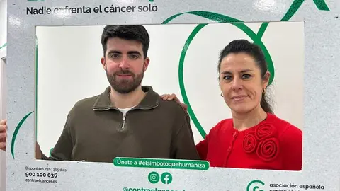 Representantes políticos, sociales e institucionales de León, junto a cientos de ciudadanos, se visten con el 'brazalete verde' para apoyar la investigación contra el cáncer, a sus pacientes y quienes les acompañan. Fotos: AECC León y RRSS.