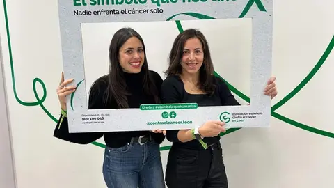 Representantes políticos, sociales e institucionales de León, junto a cientos de ciudadanos, se visten con el 'brazalete verde' para apoyar la investigación contra el cáncer, a sus pacientes y quienes les acompañan. Fotos: AECC León y RRSS.