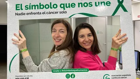 Representantes políticos, sociales e institucionales de León, junto a cientos de ciudadanos, se visten con el 'brazalete verde' para apoyar la investigación contra el cáncer, a sus pacientes y quienes les acompañan. Fotos: AECC León y RRSS.