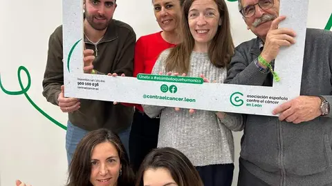 Representantes políticos, sociales e institucionales de León, junto a cientos de ciudadanos, se visten con el 'brazalete verde' para apoyar la investigación contra el cáncer, a sus pacientes y quienes les acompañan. Fotos: AECC León y RRSS.