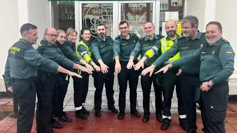 Representantes políticos, sociales e institucionales de León, junto a cientos de ciudadanos, se visten con el 'brazalete verde' para apoyar la investigación contra el cáncer, a sus pacientes y quienes les acompañan. Fotos: AECC León y RRSS.