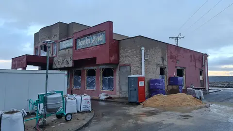 El grupo Albia, especializado en servicios funerarios y participado por la aseguradora Santalucía, altera el orden 'natural' conocido hasta la fecha con la creación de un tanatorio en el entorno del Hospital de León. EN la imagen, el avance de las obras cuya finalización está prevista para el primer semestre de 2027.