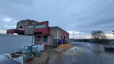 El grupo Albia, especializado en servicios funerarios y participado por la aseguradora Santalucía, altera el orden 'natural' conocido hasta la fecha con la creación de un tanatorio en el entorno del Hospital de León. EN la imagen, el avance de las obras cuya finalización está prevista para el primer semestre de 2027.