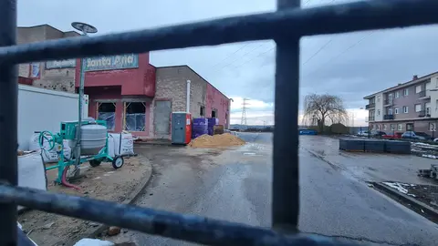 El grupo Albia, especializado en servicios funerarios y participado por la aseguradora Santalucía, altera el orden 'natural' conocido hasta la fecha con la creación de un tanatorio en el entorno del Hospital de León. EN la imagen, el avance de las obras cuya finalización está prevista para el primer semestre de 2027.