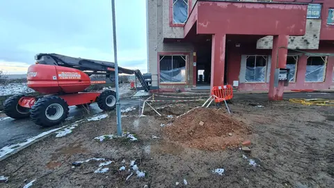 El grupo Albia, especializado en servicios funerarios y participado por la aseguradora Santalucía, altera el orden 'natural' conocido hasta la fecha con la creación de un tanatorio en el entorno del Hospital de León. EN la imagen, el avance de las obras cuya finalización está prevista para el primer semestre de 2027.