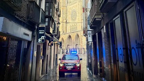 Bomberos de León actúan por riesgo en un toldo y por humo en un restaurante. Foto: Bomberos León
