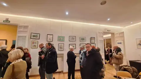 La Casa de León en Madrid presentó este miércoles, una selección de dibujos realizados en Villablino por un grupo de USKmadrid y León dentro del programa de las Jornadas Artísticas “ Universo Sierra” de Laciana- Babia, celebradas en agosto de 2025 y permanecerán expuestas todo el mes de febrero. Foto: Casa de León en Madrid.