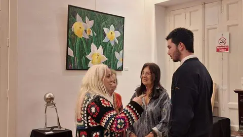 La Casa de León en Madrid presentó este miércoles, una selección de dibujos realizados en Villablino por un grupo de USKmadrid y León dentro del programa de las Jornadas Artísticas “ Universo Sierra” de Laciana- Babia, celebradas en agosto de 2025 y permanecerán expuestas todo el mes de febrero. Foto: Casa de León en Madrid.