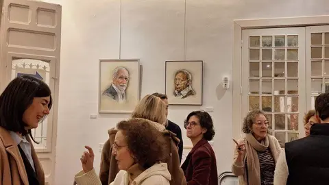 La Casa de León en Madrid presentó este miércoles, una selección de dibujos realizados en Villablino por un grupo de USKmadrid y León dentro del programa de las Jornadas Artísticas “ Universo Sierra” de Laciana- Babia, celebradas en agosto de 2025 y permanecerán expuestas todo el mes de febrero. Foto: Casa de León en Madrid.