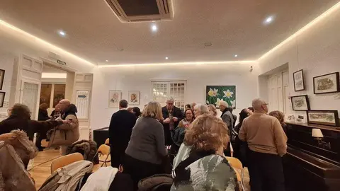 La Casa de León en Madrid presentó este miércoles, una selección de dibujos realizados en Villablino por un grupo de USKmadrid y León dentro del programa de las Jornadas Artísticas “ Universo Sierra” de Laciana- Babia, celebradas en agosto de 2025 y permanecerán expuestas todo el mes de febrero. Foto: Casa de León en Madrid.
