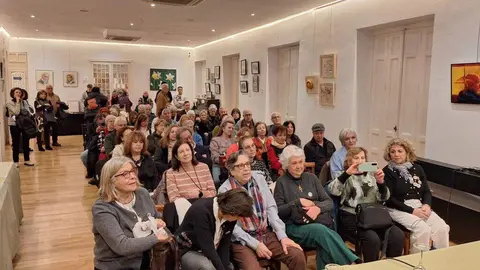 La Casa de León en Madrid presentó este miércoles, una selección de dibujos realizados en Villablino por un grupo de USKmadrid y León dentro del programa de las Jornadas Artísticas “ Universo Sierra” de Laciana- Babia, celebradas en agosto de 2025 y permanecerán expuestas todo el mes de febrero. Foto: Casa de León en Madrid.