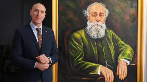 El alcalde José Antonio Diez visita el estudio del retratista leonés Luis Zotes, donde conviven Urraca I, Gaudí y el Conde Güell en un año cargado de efemérides.