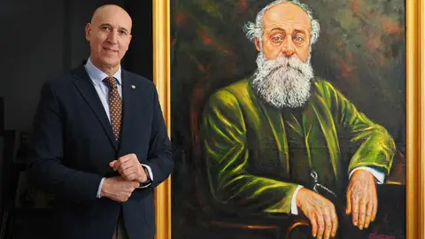 El alcalde José Antonio Diez visita el estudio del retratista leonés Luis Zotes, donde conviven Urraca I, Gaudí y el Conde Güell en un año cargado de efemérides.