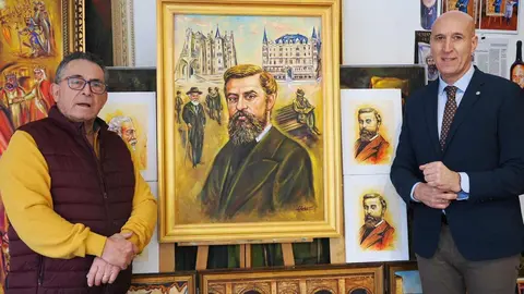 El alcalde José Antonio Diez visita el estudio del retratista leonés Luis Zotes, donde conviven Urraca I, Gaudí y el Conde Güell en un año cargado de efemérides.