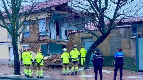 Las intensas lluvias registradas en las últimas horas en la ciudad de León han provocado el derrumbe parcial de una vivienda antigua y no habitada situada en la avenida de Madrid, en la barriada de Puente Castro. Foto: Bomberos León