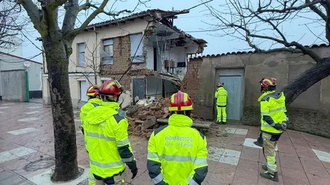 Las intensas lluvias registradas en las últimas horas en la ciudad de León han provocado el derrumbe parcial de una vivienda antigua y no habitada situada en la avenida de Madrid, en la barriada de Puente Castro. Foto: Bomberos León