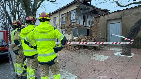 Las intensas lluvias registradas en las últimas horas en la ciudad de León han provocado el derrumbe parcial de una vivienda antigua y no habitada situada en la avenida de Madrid, en la barriada de Puente Castro. Foto: Bomberos León