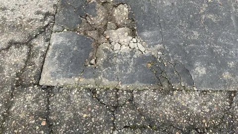 El Ayuntamiento de Santa María del Páramo ha vuelto a denunciar públicamente el mal estado de las carreteras de titularidad autonómica que atraviesan el municipio, una situación que atribuye a la “falta absoluta de mantenimiento” por parte de la Junta de Castilla y León.