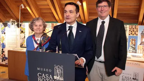 Presentación de la exposición temporal ‘Gaudí y el trecandís’ a cargo del director del Museo Casa Botines Gaudí, Raúl Fernández Sobrino, el director de World Monuments Fund en España (WMF), Pablo Longoria, y la co-comisaria de la exposición, Mireia Freixa. Foto: Peio García.