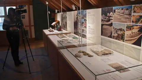 Presentación de la exposición temporal ‘Gaudí y el trecandís’ a cargo del director del Museo Casa Botines Gaudí, Raúl Fernández Sobrino, el director de World Monuments Fund en España (WMF), Pablo Longoria, y la co-comisaria de la exposición, Mireia Freixa. Foto: Peio García.