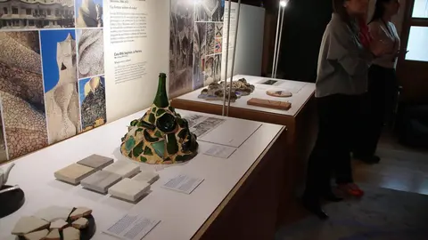 Presentación de la exposición temporal ‘Gaudí y el trecandís’ a cargo del director del Museo Casa Botines Gaudí, Raúl Fernández Sobrino, el director de World Monuments Fund en España (WMF), Pablo Longoria, y la co-comisaria de la exposición, Mireia Freixa. Foto: Peio García.