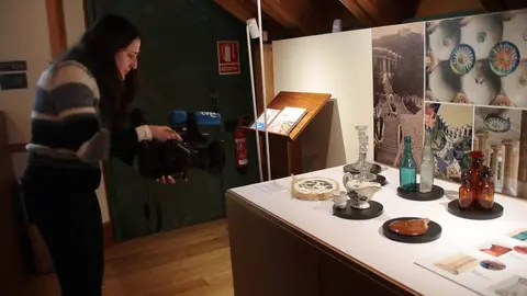 Presentación de la exposición temporal ‘Gaudí y el trecandís’ a cargo del director del Museo Casa Botines Gaudí, Raúl Fernández Sobrino, el director de World Monuments Fund en España (WMF), Pablo Longoria, y la co-comisaria de la exposición, Mireia Freixa. Foto: Peio García.